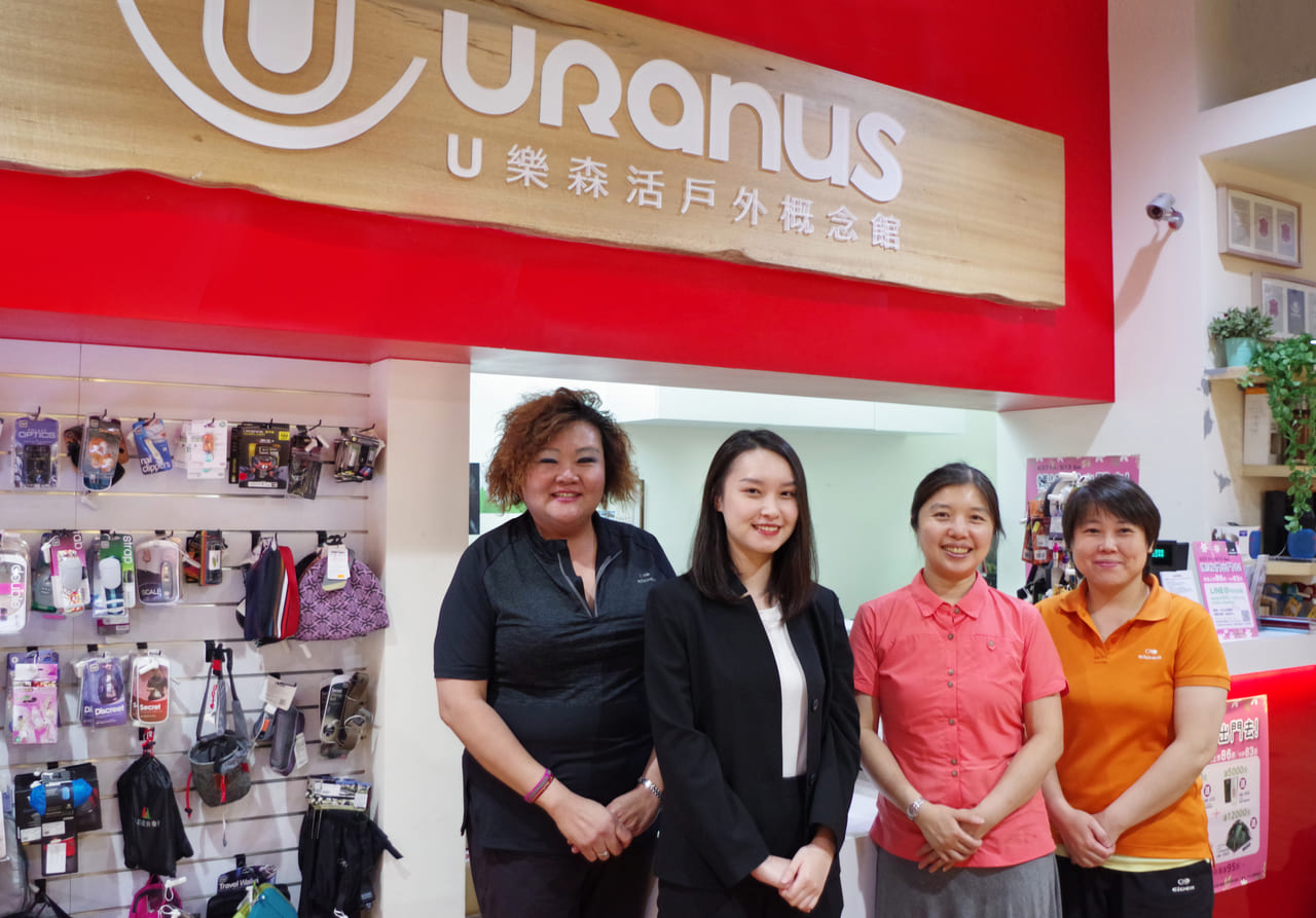 Ü LOHAS Outdoor (From Left) Dong Men Store Ms Lim, TS Cloud Representative, Ms Hiang and Store Manager Yang
