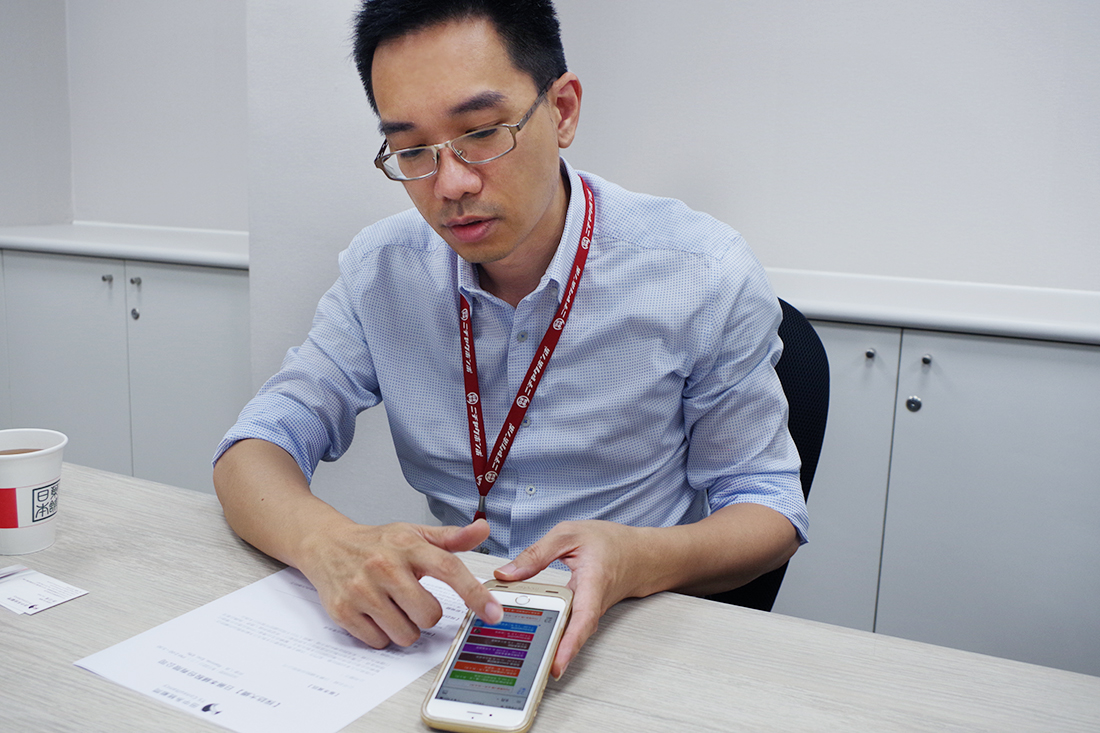 Manager Mr. Su demonstrates how to view other colleagues’ schedule using Google Calendar app on the mobile phone.